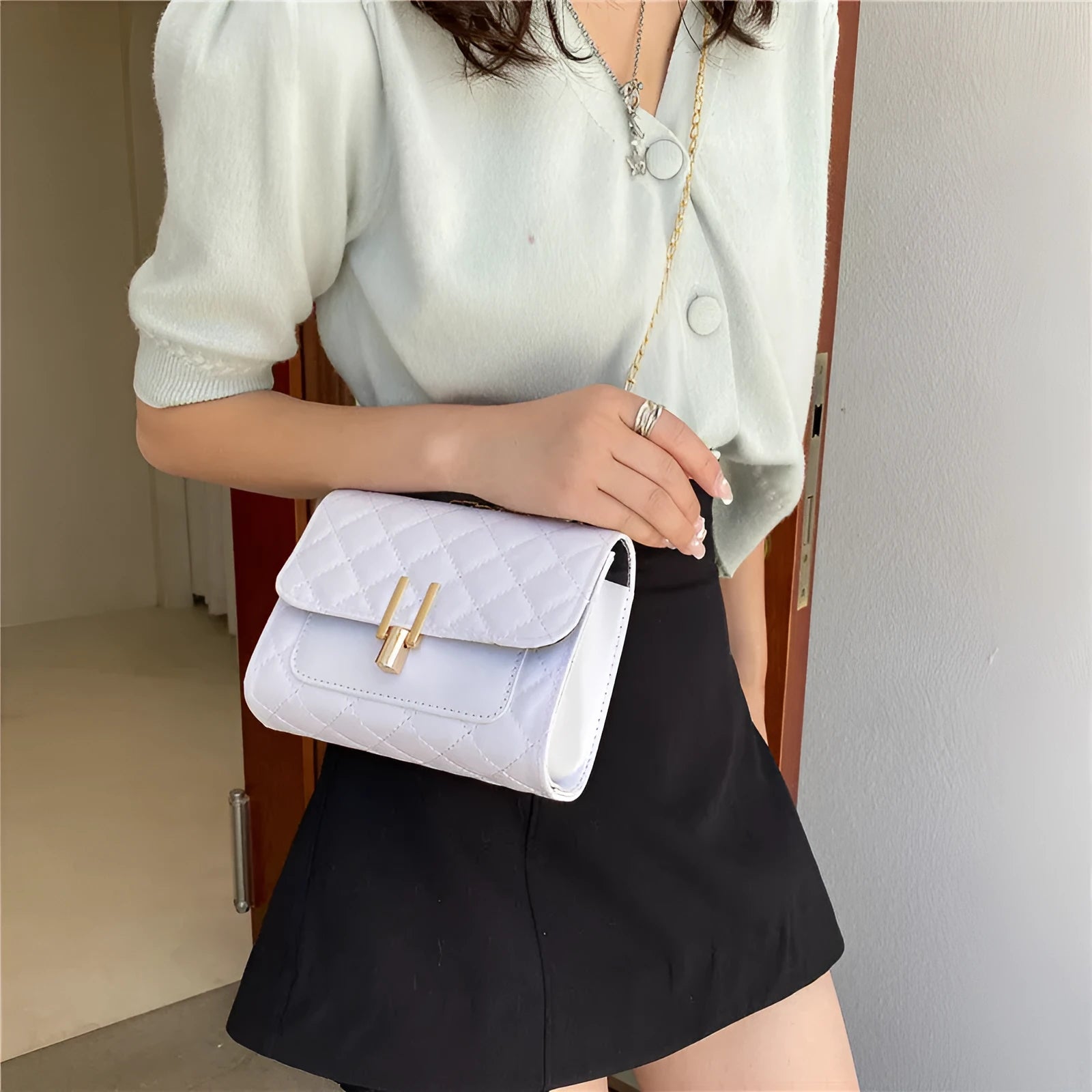 Women's diamond lattice chain crossbody bag in PU leather with adjustable shoulder strap