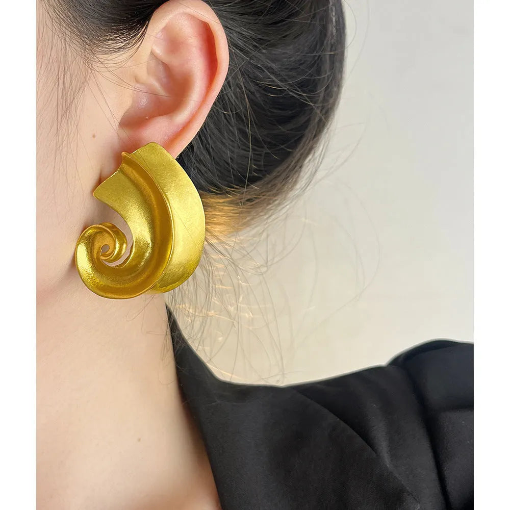Retro geometric alloy ear studs in gold or silver finish with 5cm size