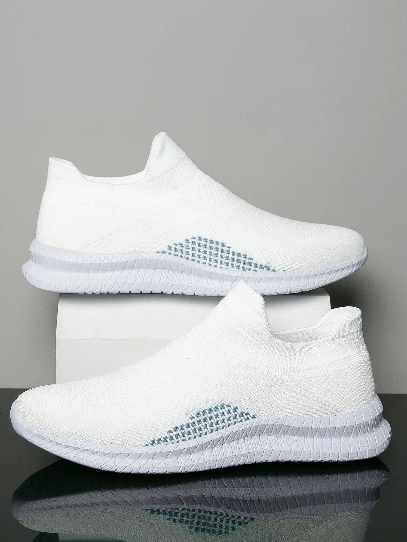 Men's solid colour casual sneakers with fabric upper and low-top design on a white background.