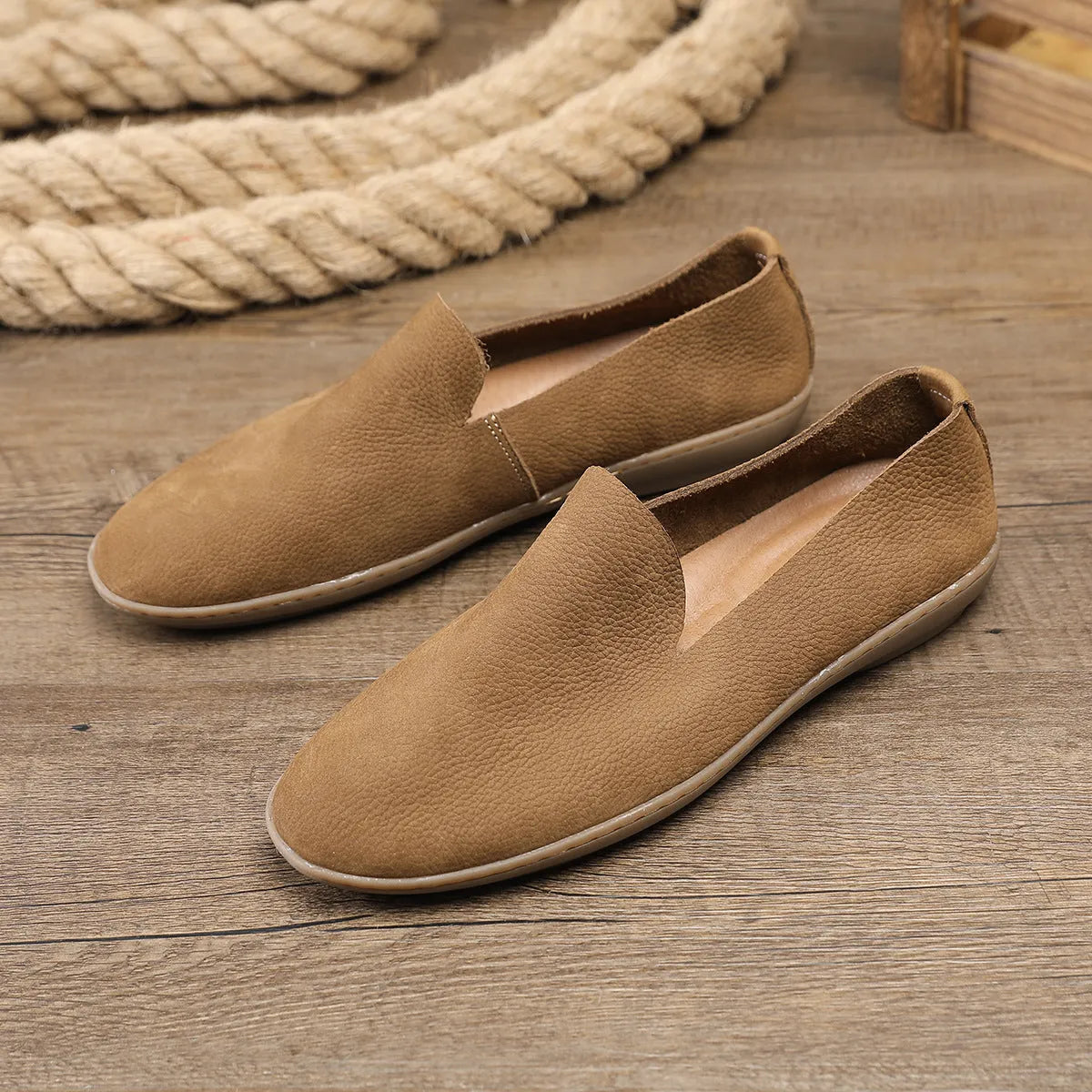 Handmade men's low-top shoes in khaki and grey colours with cowhide uppers and wedge heels