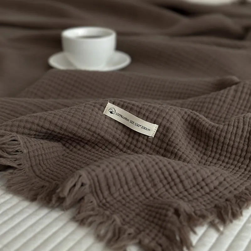 Four-layer gauze cotton blanket with knotted tassels in avocado green colour