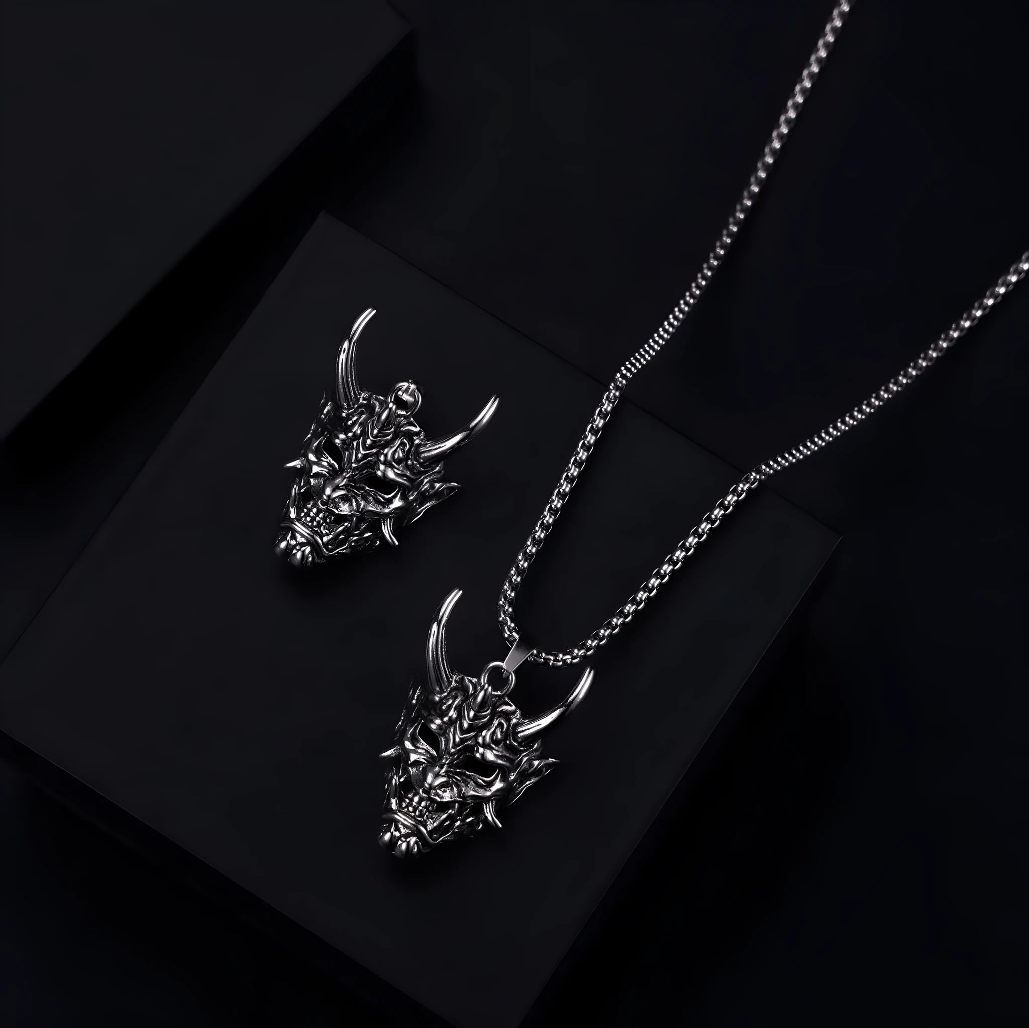 Men's vintage silver necklace with 40mm x 27mm x 20mm electroplated zinc alloy pendant