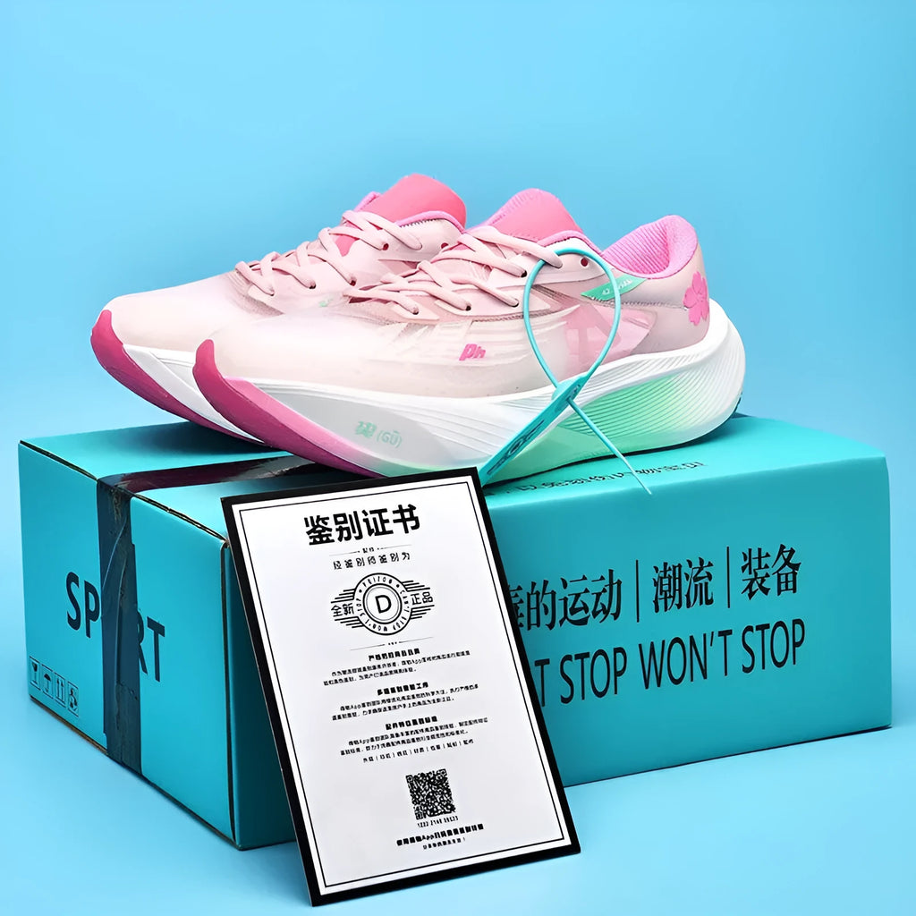 Carbon plate racing sneakers in low-top design with natural rubber sole and PU mesh upper