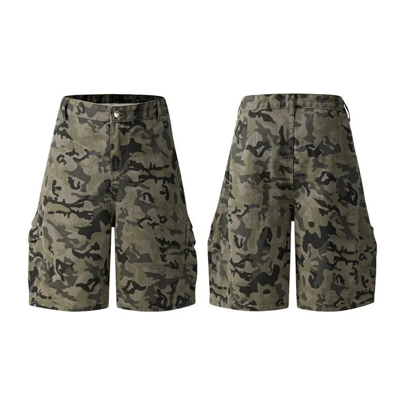 Retro workwear shorts in washed cotton with loose fit and fifth pants length design