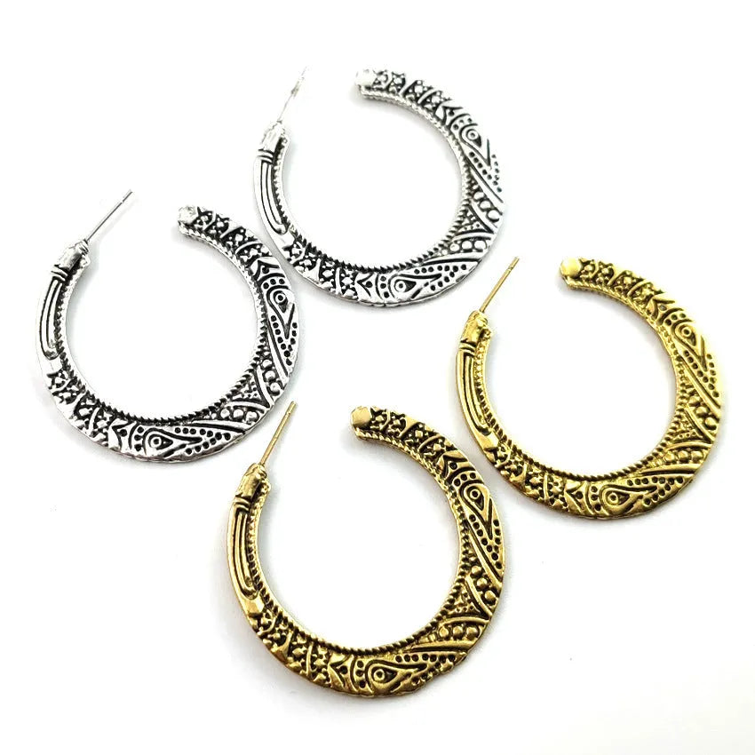 C-shaped alloy earrings with vintage engraving street shot design in bronze finish