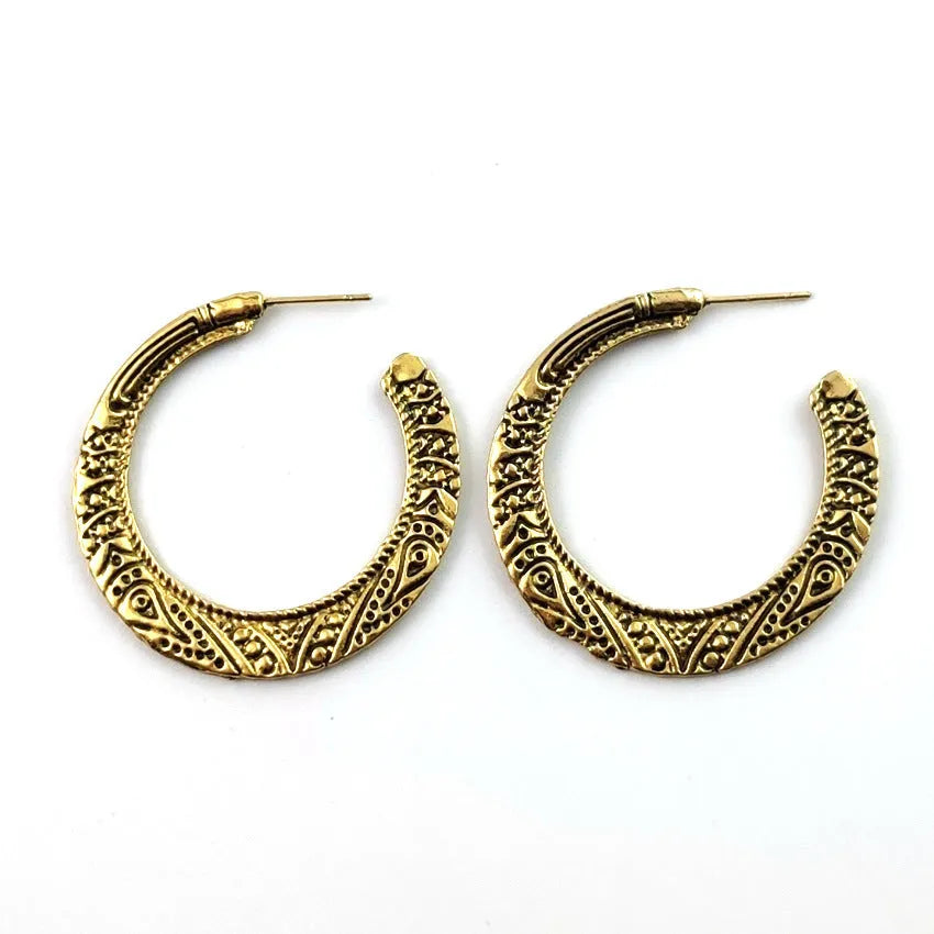 C-shaped alloy earrings with vintage engraving street shot design in bronze finish