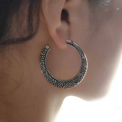 C-shaped alloy earrings with vintage engraving street shot design in bronze finish