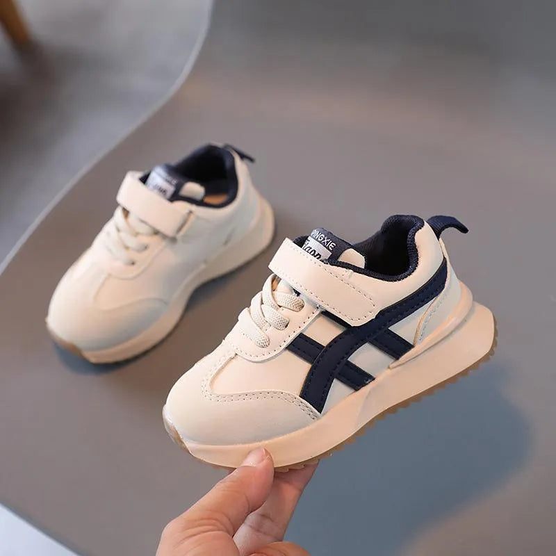 Children's white sneakers with Velcro fastening and rubber soles