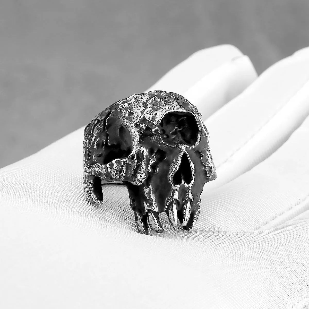 Alloy skull ring with one-eyed design in retro punk style