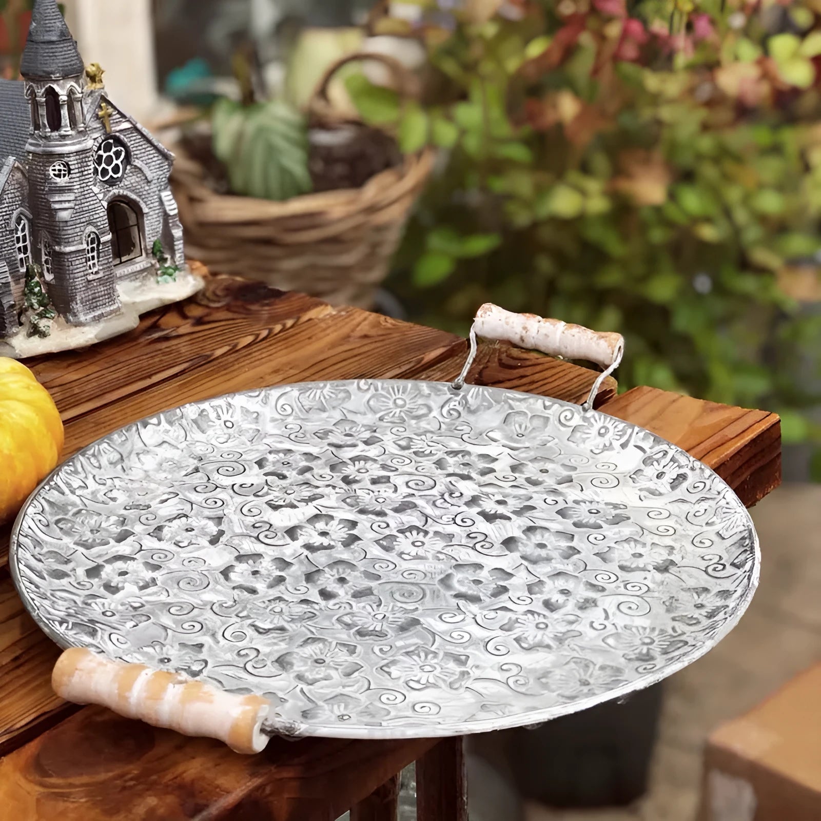 Round wrought iron storage tray with European design in two size options