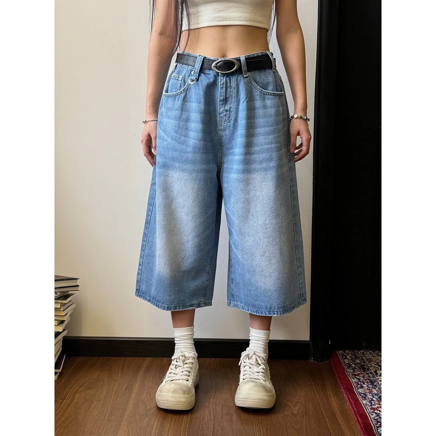 Men's denim shorts in straight loose fit with fifth pants length for summer wear