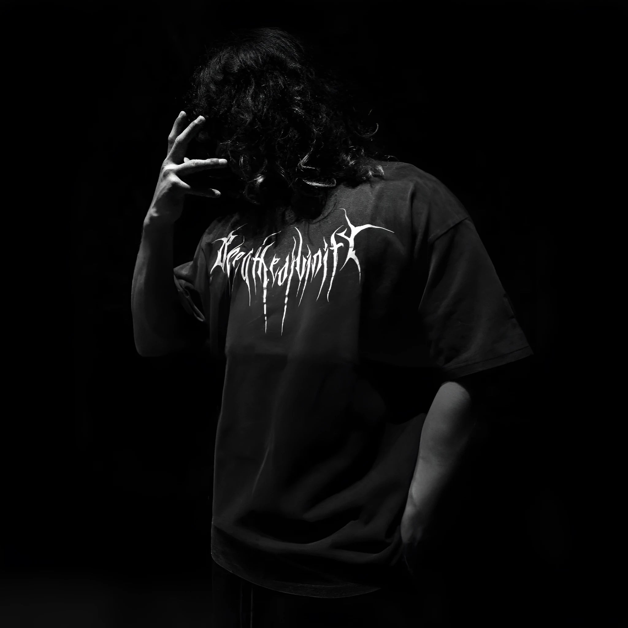 A dark style, loose-fitting plus size men's cotton short-sleeved T-shirt with gilding craft detail.