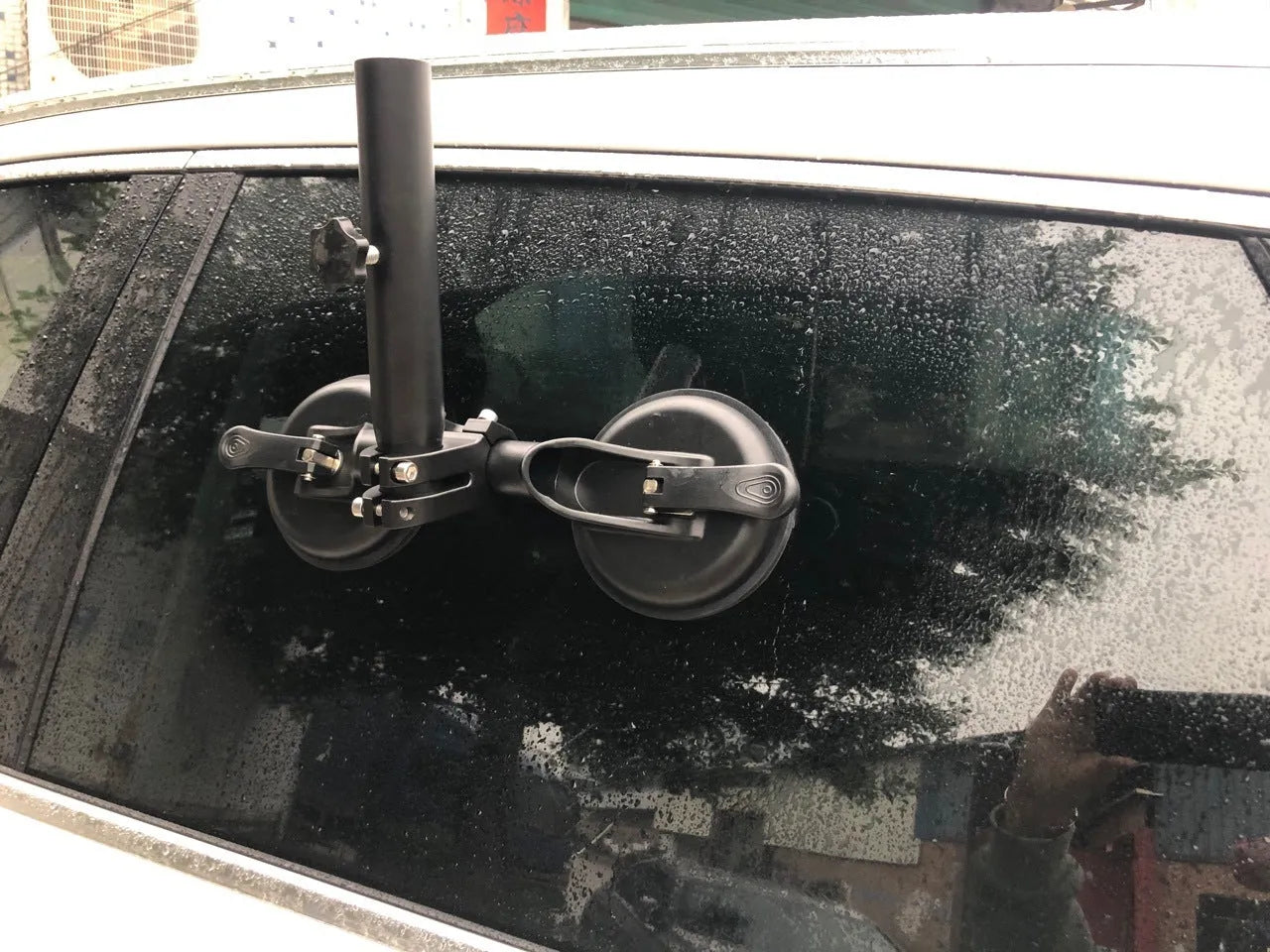 Black ABS and rubber off-road car sucker mount with round glass suction cup.