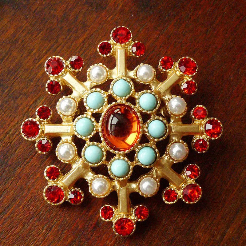 A diamond-shaped zinc alloy baroque brooch with a vintage court design in a selection of colour finishes.