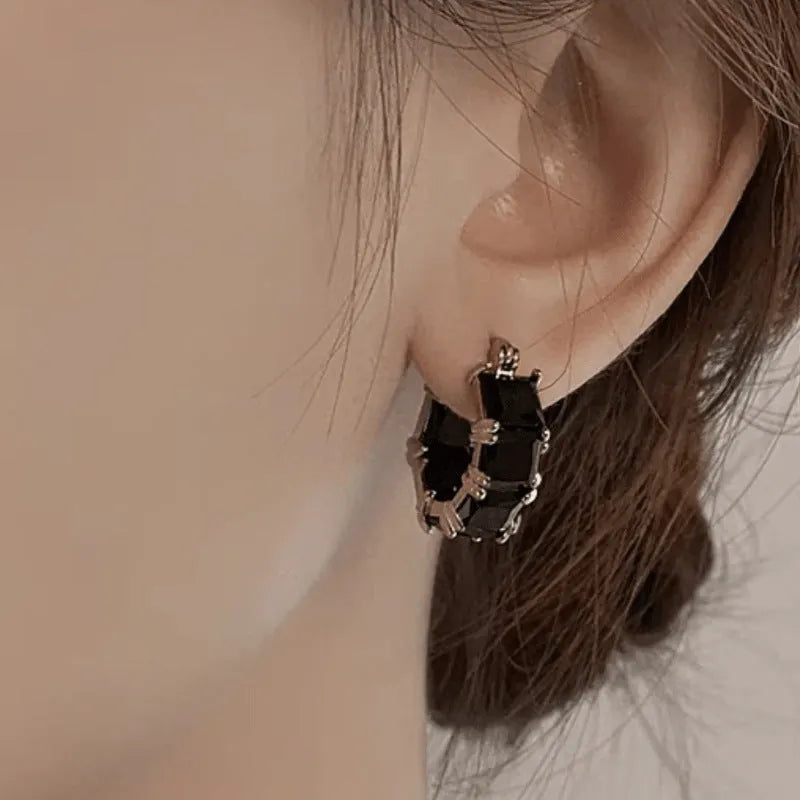 Geometric U-shaped gold ear rings with round black zircon stones