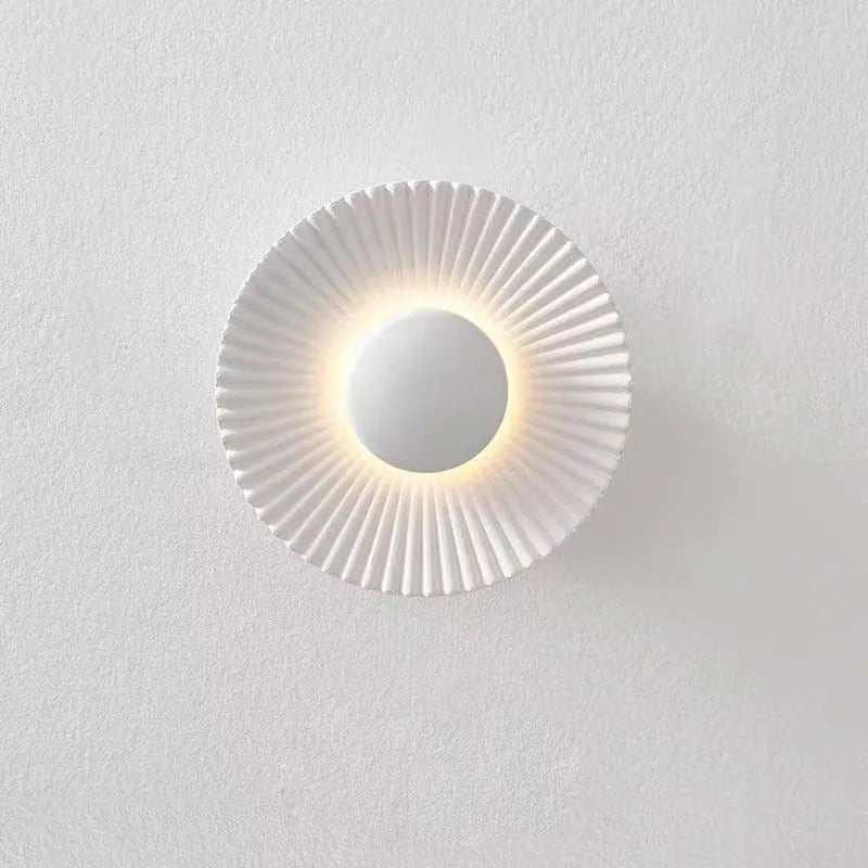 Round wall lamp in aluminium with adjustable gold and white light colour options