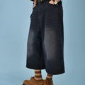 Men's denim shorts in straight loose fit with fifth pants length for summer wear