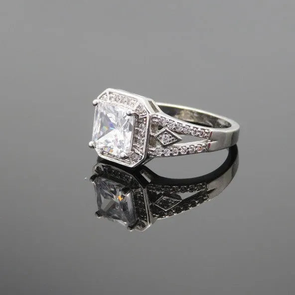Women's platinum-coloured hollow geometric ring with quadrilateral ornament design and inlaid zircon stones