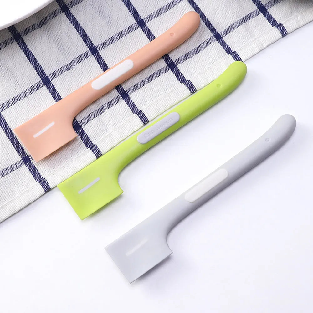 TPR pet food can spoon with right-angle design and 16cm long handle in green colour