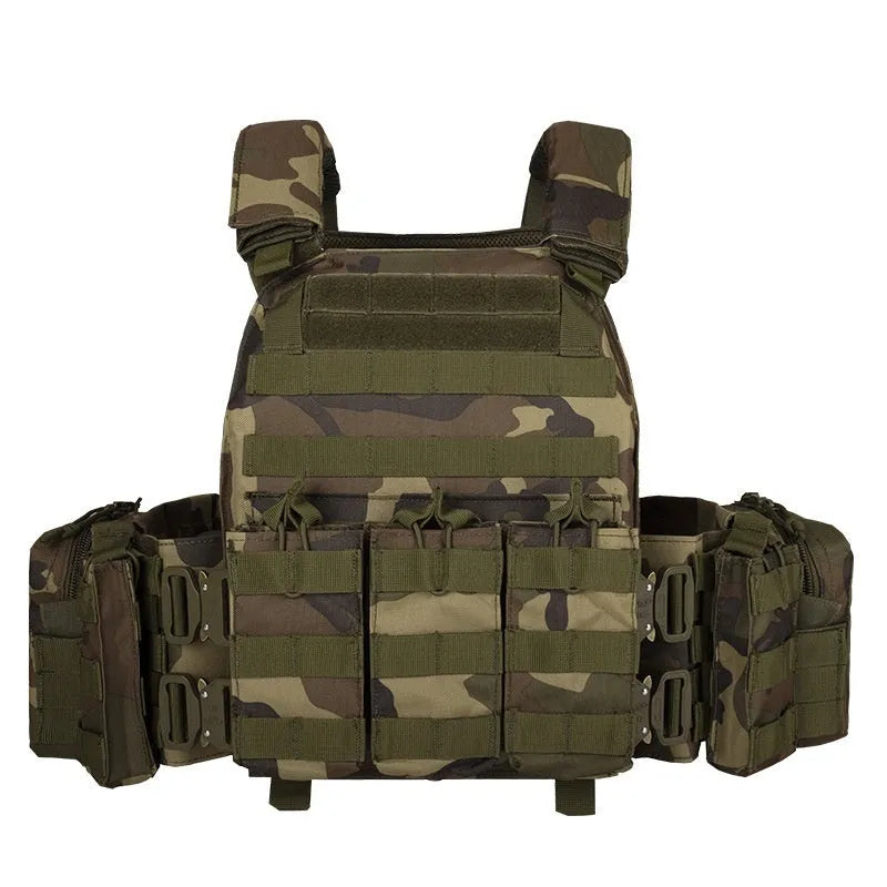 Men's camouflage tactical vest in wear-resistant polyester, shown in an outdoor setting.