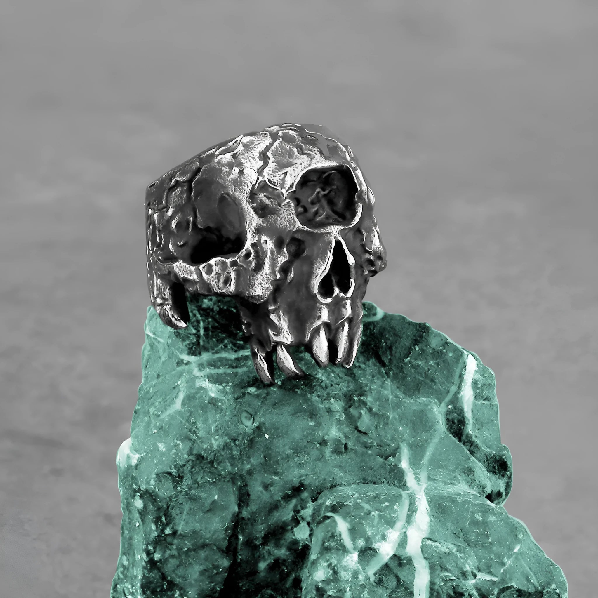 Alloy skull ring with one-eyed design in retro punk style