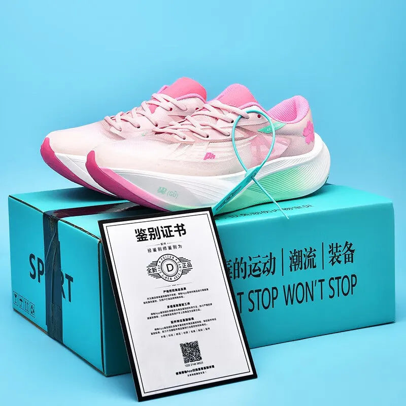 Carbon plate racing sneakers in low-top design with natural rubber sole and PU mesh upper
