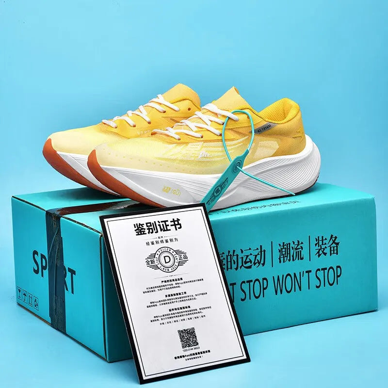 Carbon plate racing sneakers in low-top design with natural rubber sole and PU mesh upper