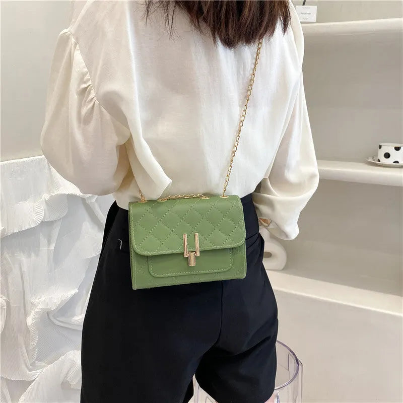 Women's diamond lattice chain crossbody bag in PU leather with adjustable shoulder strap