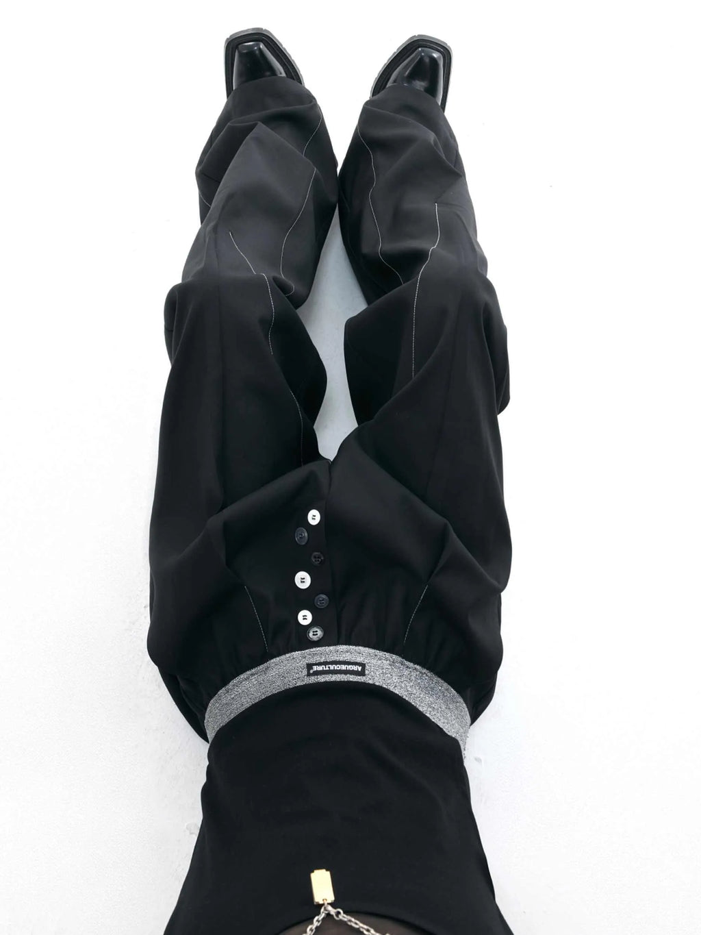 Straight-leg high-waist trousers with button-open line design in black and grey colours