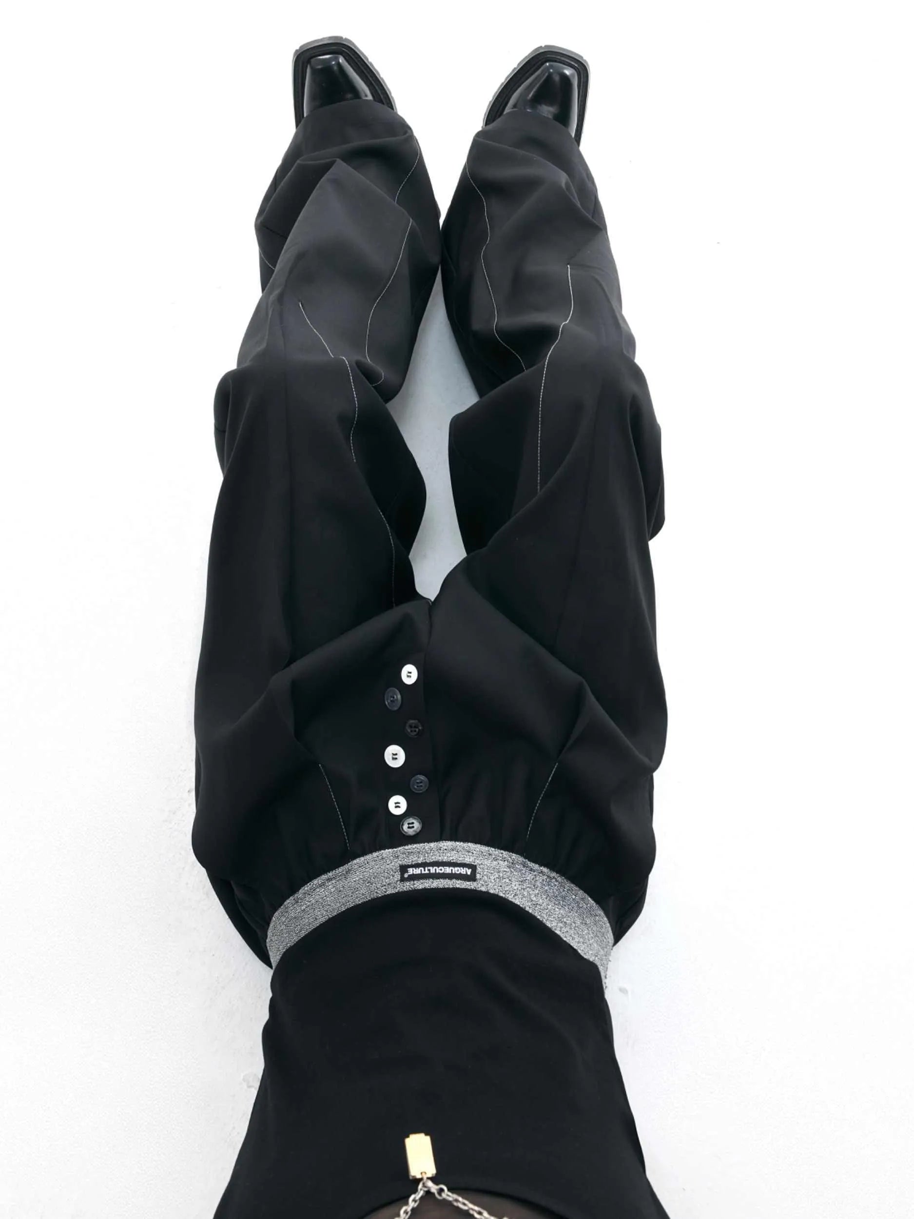Straight-leg high-waist trousers with button-open line design in black and grey colours