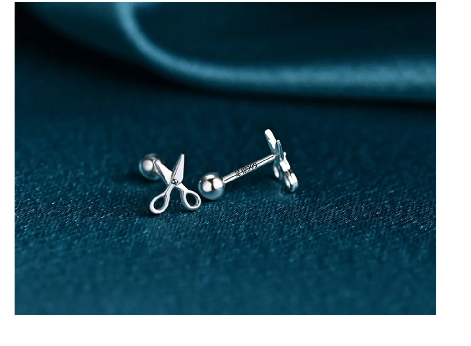 A pair of S999 pure silver screw-back ear studs featuring a decorative mini scissors design.