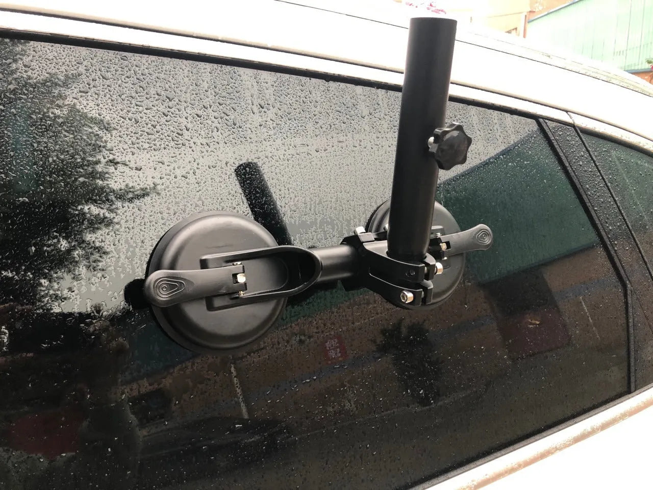 Black ABS and rubber off-road car sucker mount with round glass suction cup.