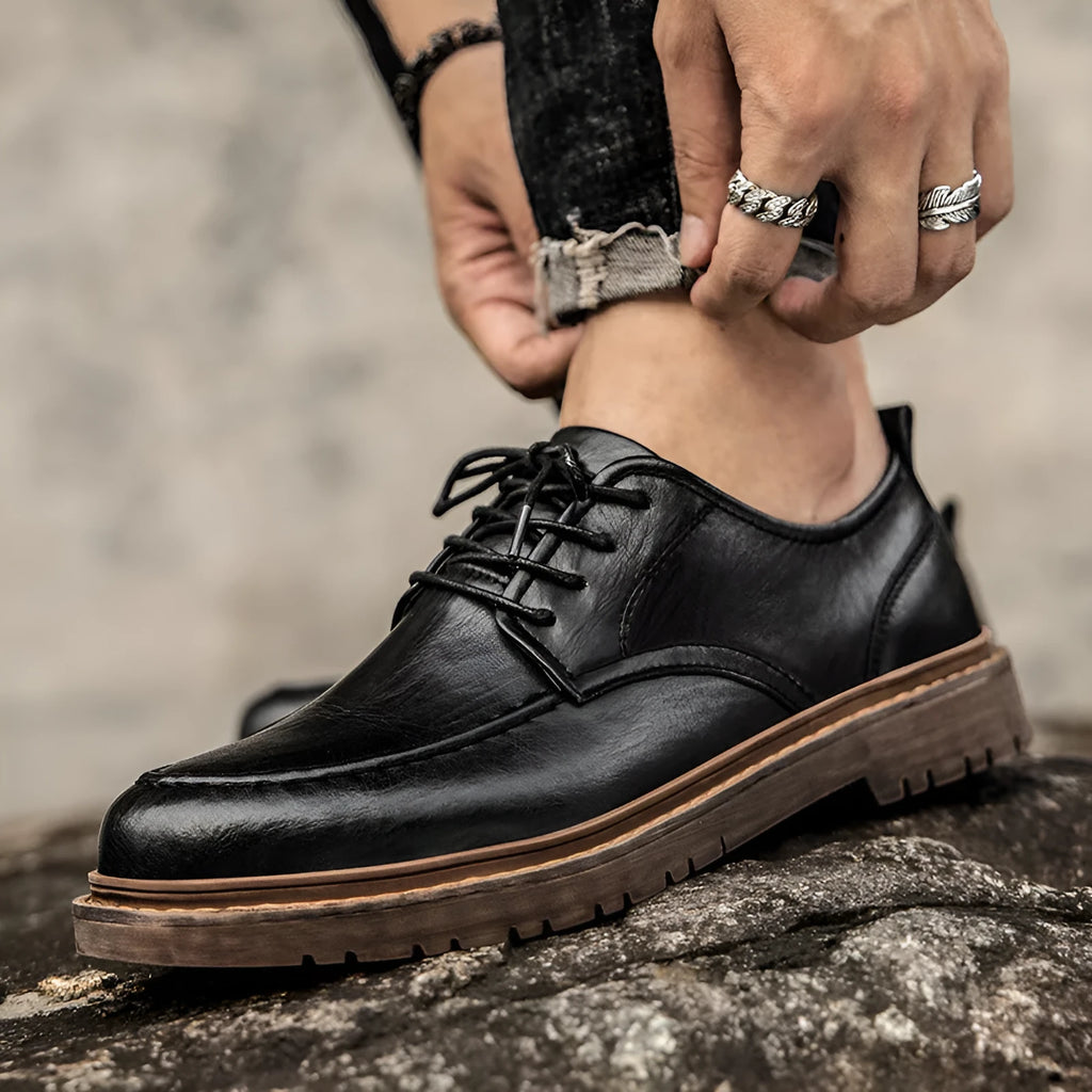 Men's casual leather shoes in cowhide with round toe and flat rubber soles