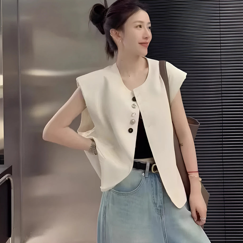 Women's loose-fit polyester vest in milky white, featuring pockets and a short 40cm length.