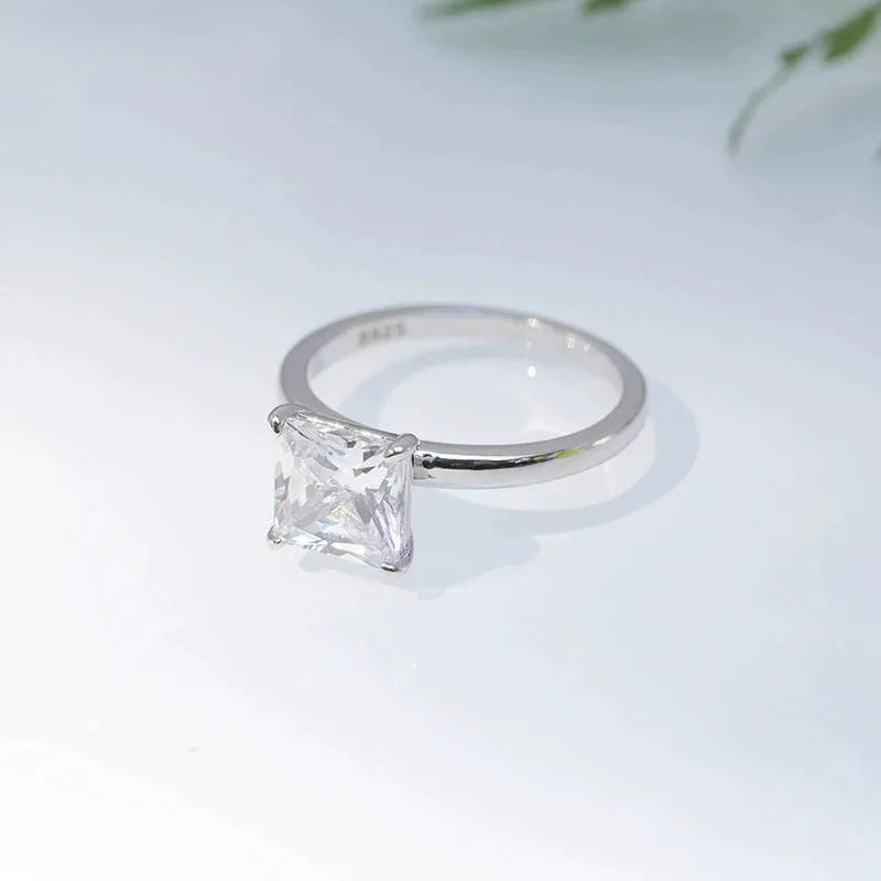 A geometric women's ring in polished 925 silver, available in silver, gold, and rose gold colours.