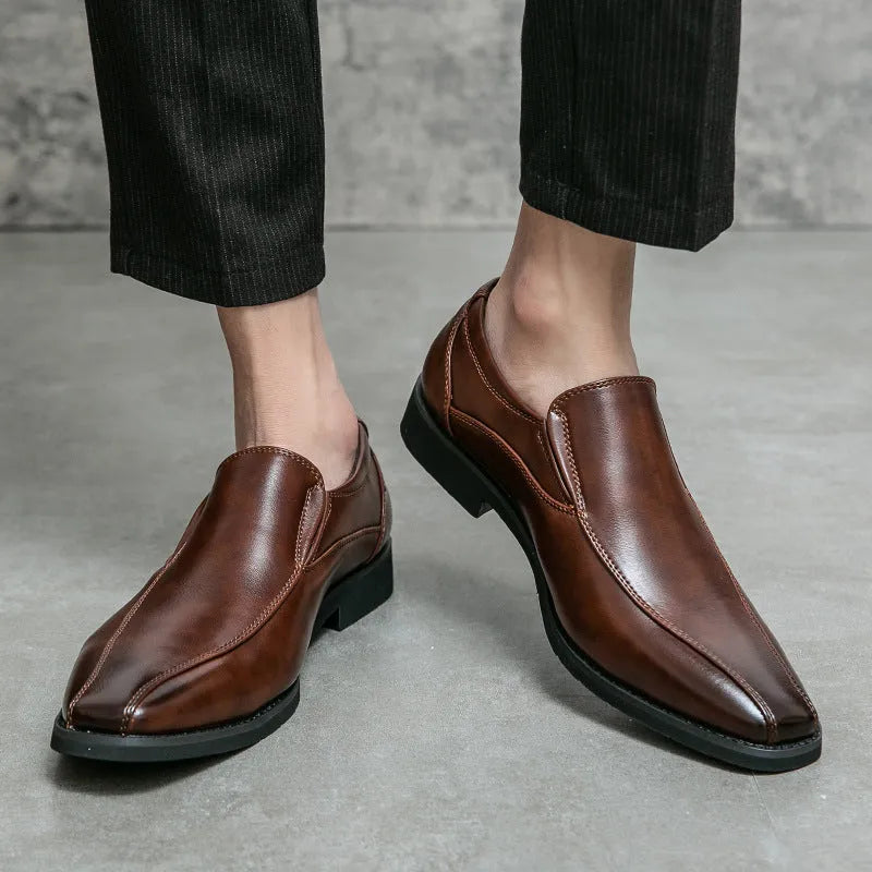 Men's black pointed toe casual shoes made of artificial PU leather with a rubber sole.