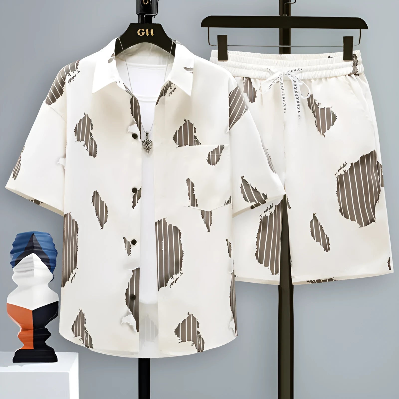 Men's casual sportswear two-piece set with short sleeve top and matching shorts in polyester fabric