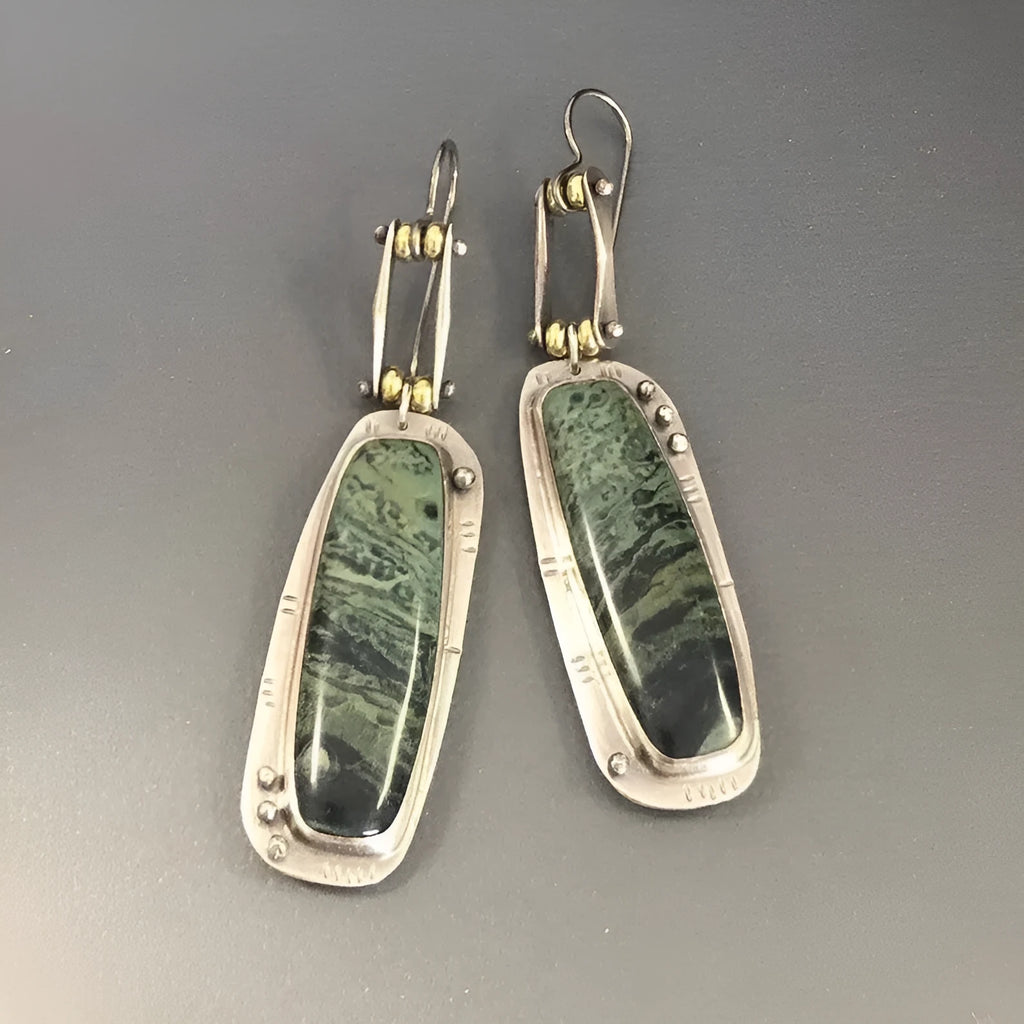 Geometric alloy earrings with two-colour marble pattern in simple jewellery style