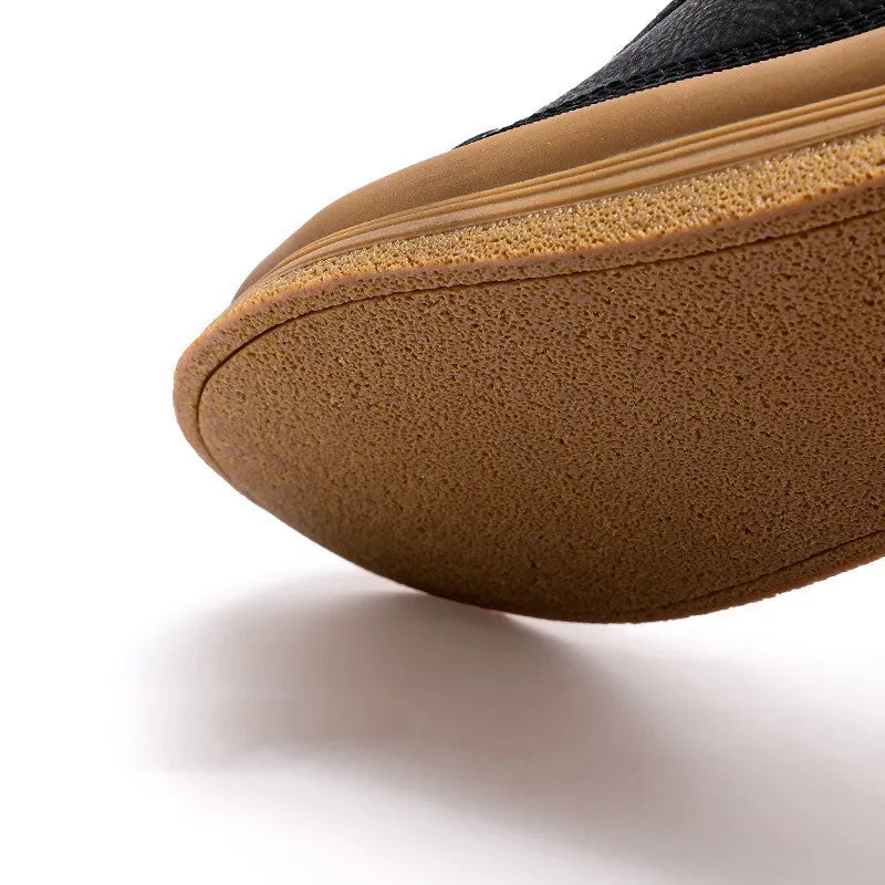A pair of men's black leather casual shoes with a lace-up front and round toe on a white background.