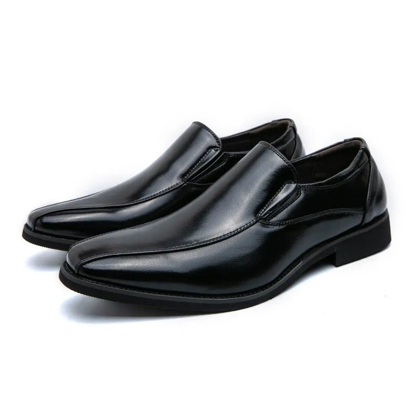 Men's black pointed toe casual shoes made of artificial PU leather with a rubber sole.