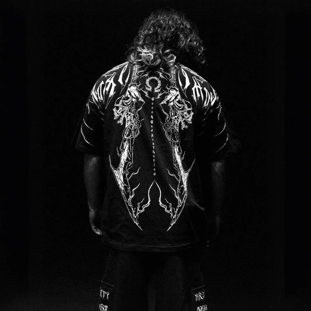 A dark style, loose-fitting plus size men's cotton short-sleeved T-shirt with gilding craft detail.