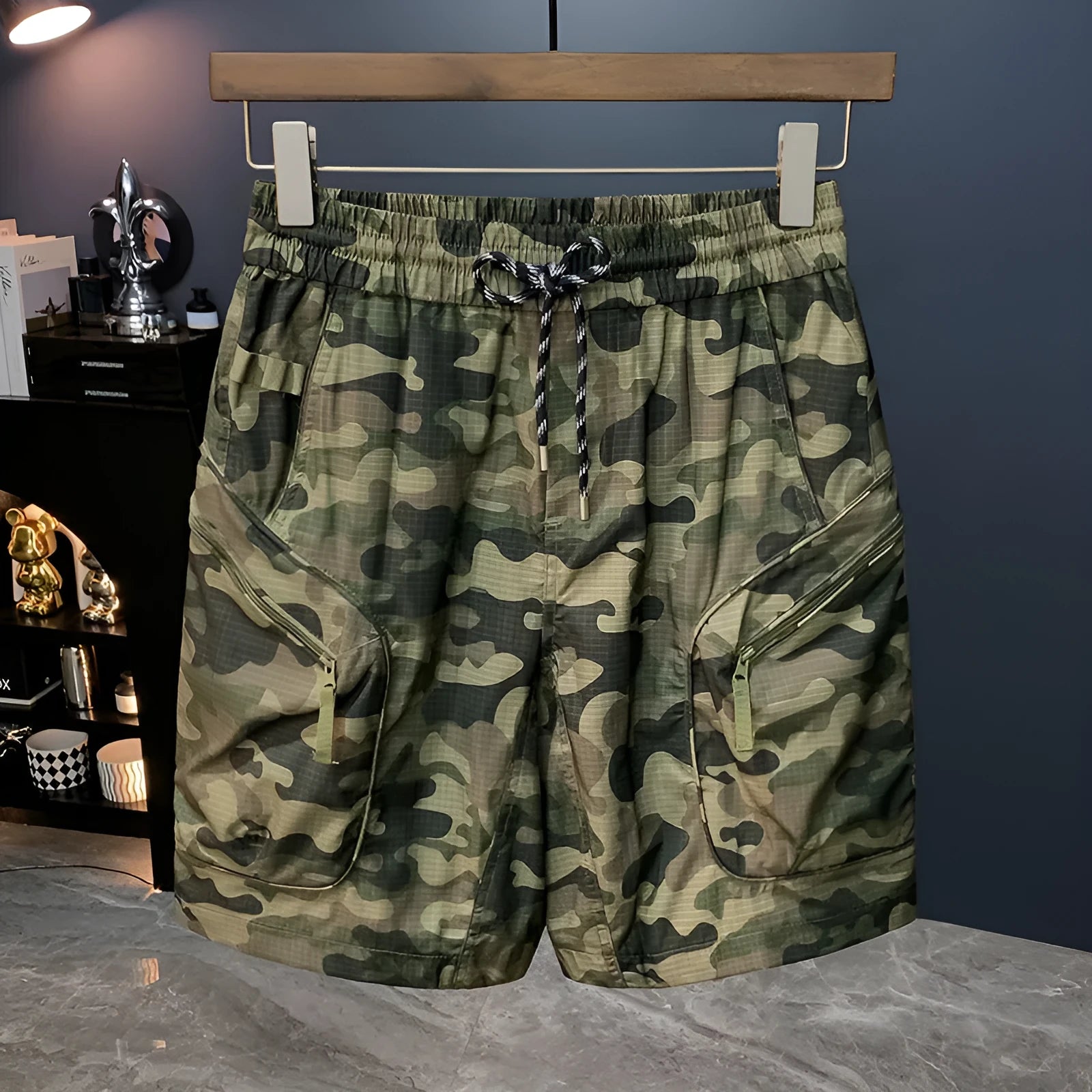 Men's camouflage cargo shorts with cargo pockets and loose fit design in cotton blend fabric