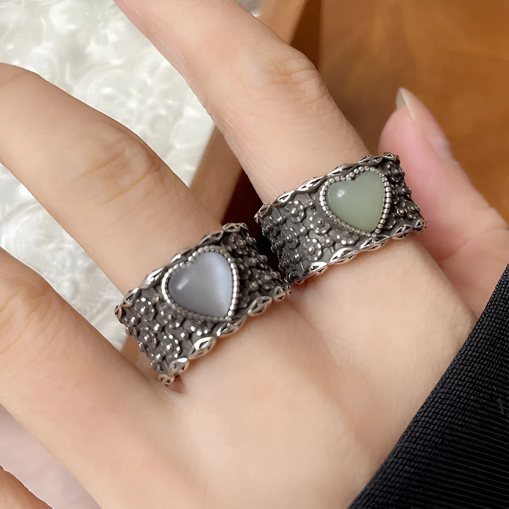 Adjustable heart-shaped retro ring in white copper plated silver with wide-faced design