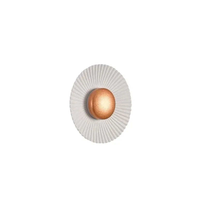 Round wall lamp in aluminium with adjustable gold and white light colour options