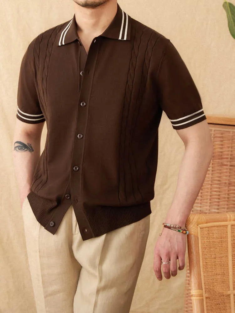 Man's apricot-coloured knitted polo shirt with a lapel collar and short sleeves.