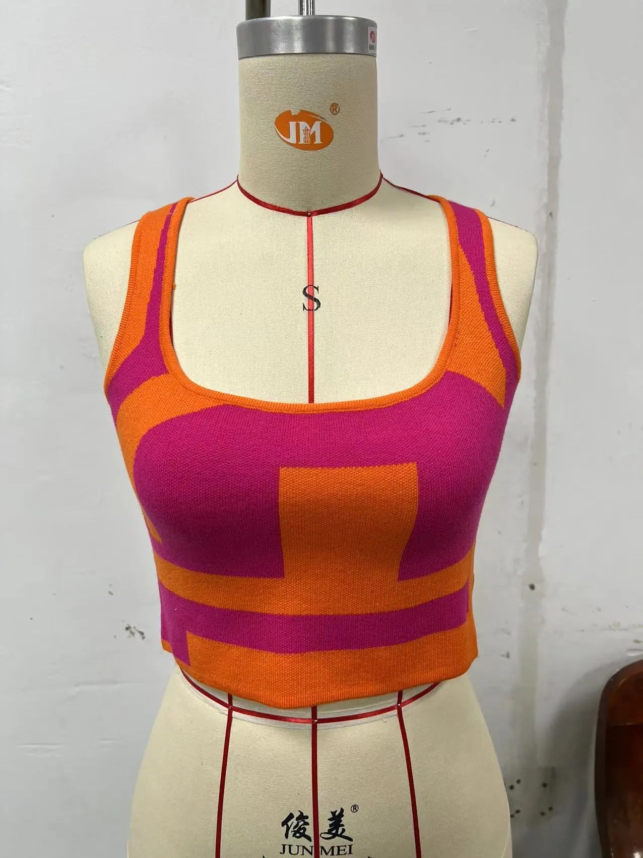 Women's U collar camisole vest in polyester with slim fit street fashion design