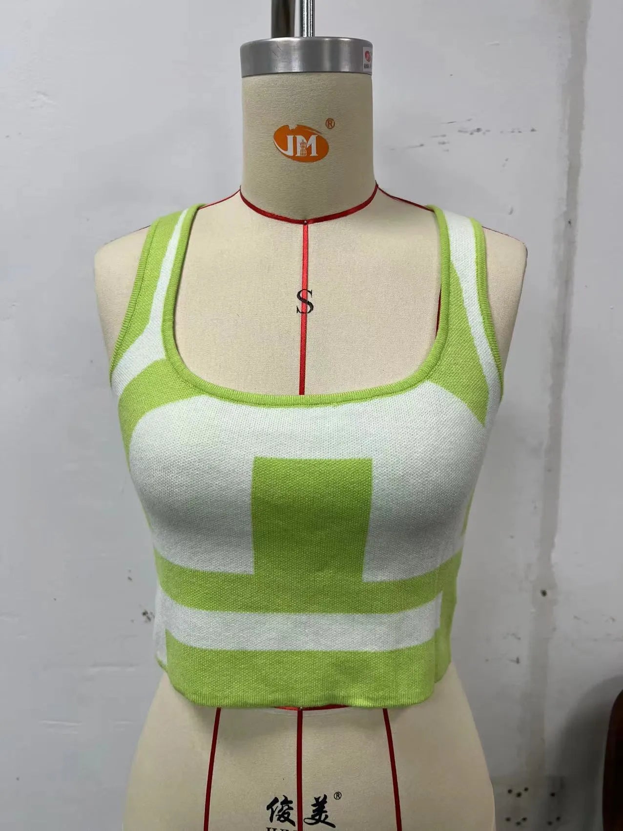 Women's U collar camisole vest in polyester with slim fit street fashion design