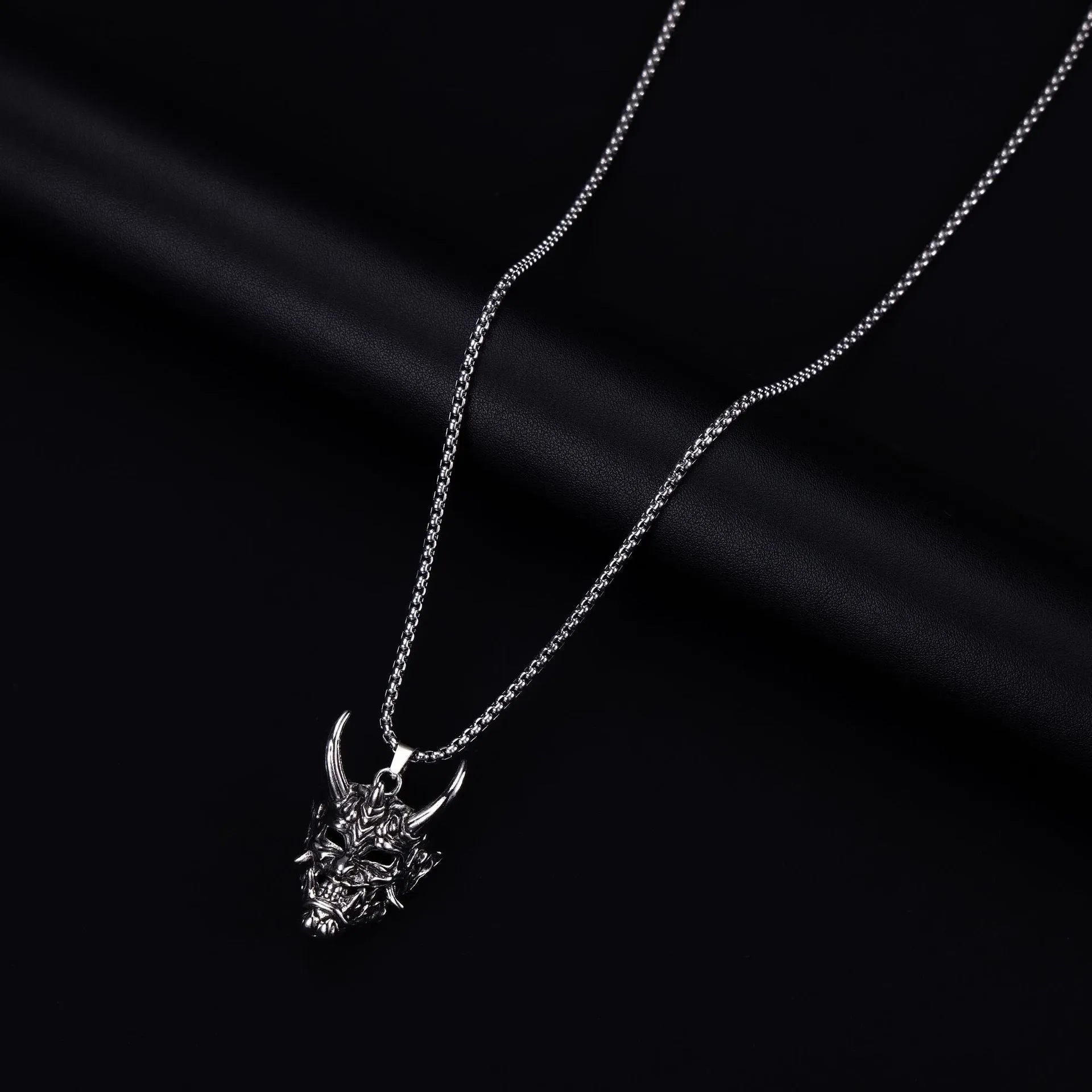 Men's vintage silver necklace with 40mm x 27mm x 20mm electroplated zinc alloy pendant
