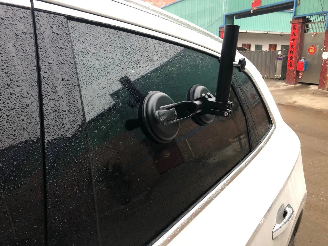 Black ABS and rubber off-road car sucker mount with round glass suction cup.