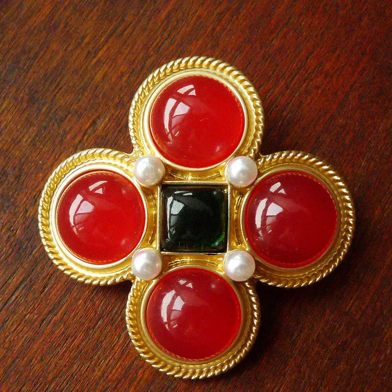 A diamond-shaped zinc alloy baroque brooch with a vintage court design in a selection of colour finishes.
